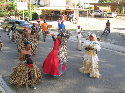 Máscaras del Diablo. Desfile local del carnaval de Elías Piña del 2009.
. Fotografía tomada del sitio de la Dirección Provincial de Cultura
