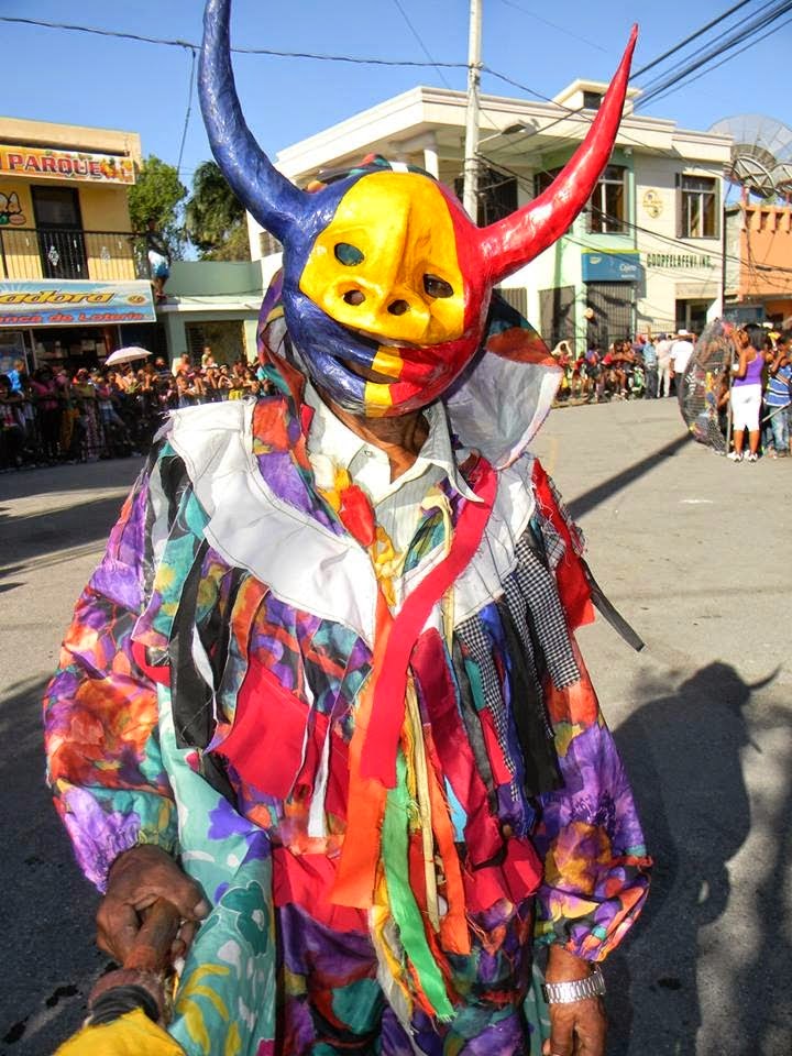 Cachúas de Cabral. "Carnaval Cachuas Cabral 2014" en el marco del largo asueto de Semana Santa.. Fotografía tomada del noticiario de Barahona.