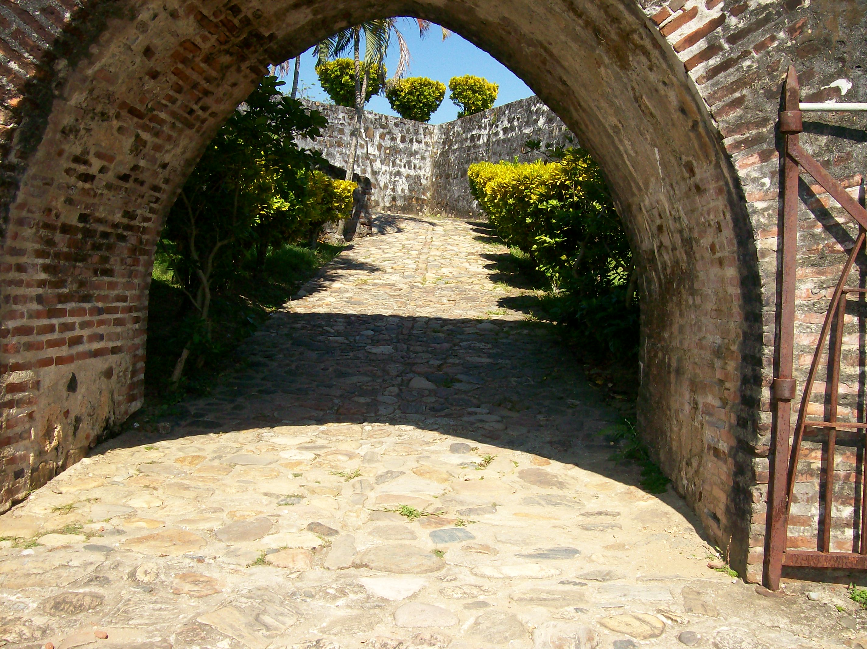 Fortaleza de San Fernando de Omoa. Acceso a la rampa de la fortaleza. Fotografía Gerardo Johnson-Museo de la Fortaleza de Omoa