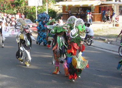 Máscaras del Diablo ,  Carnaval de Elías Piña en el 2009 . Fotografía tomada del sitio de la Dirección Provincial de Cultura
