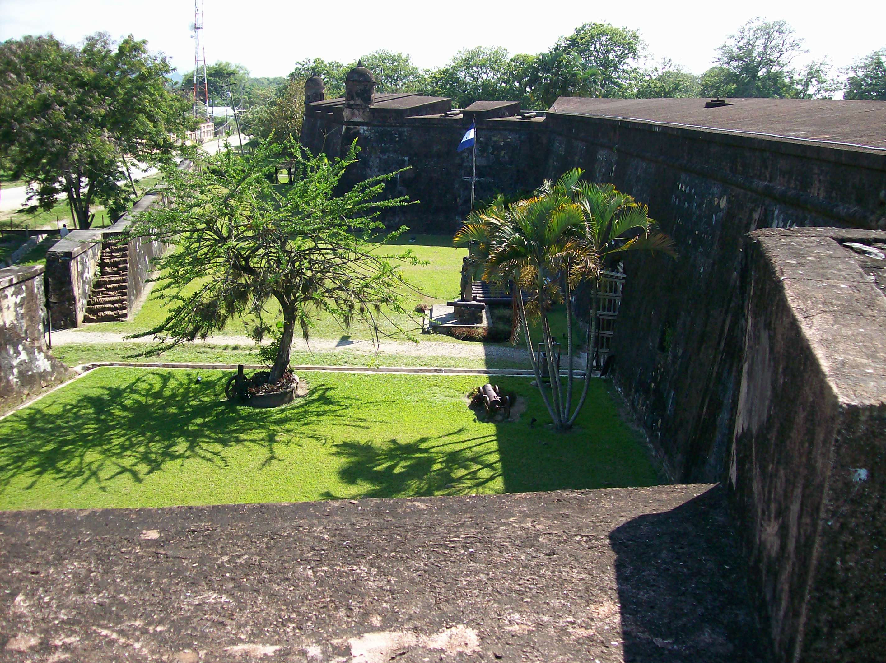 Fortaleza de San Fernando de Omoa ,  Área de los fosos de la fortaleza . Fotografía Gerardo Johnson-Museo de la Fortaleza de Omoa