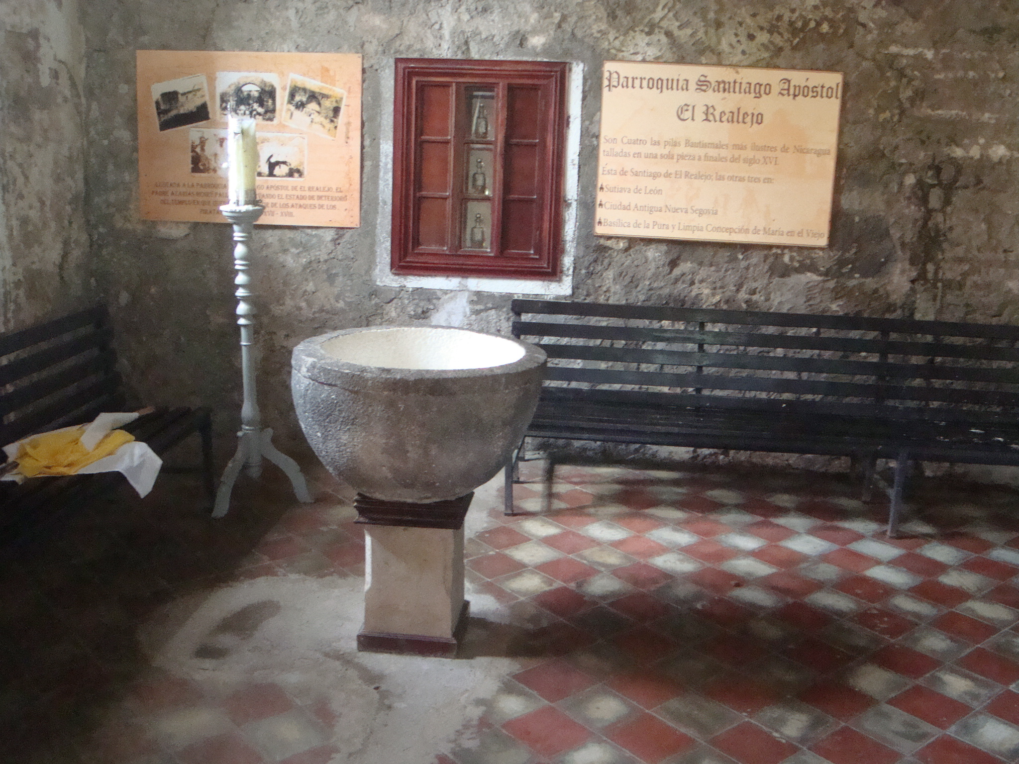 Villa del Realejo. Fuente bautismal colonial en la parroquia de El Realejo. Fotografía  Paul Lokken