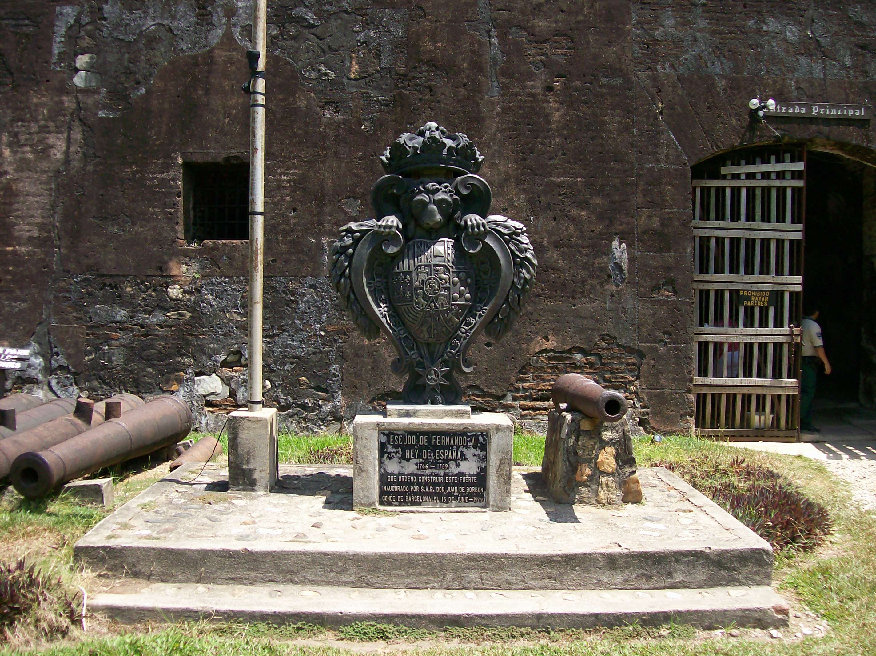 Fortaleza de San Fernando de Omoa. Escudo de Fernando VI, quien mandó a construir la fortaleza. Fotografía Gerardo Johnson-Museo de la Fortaleza de Omoa