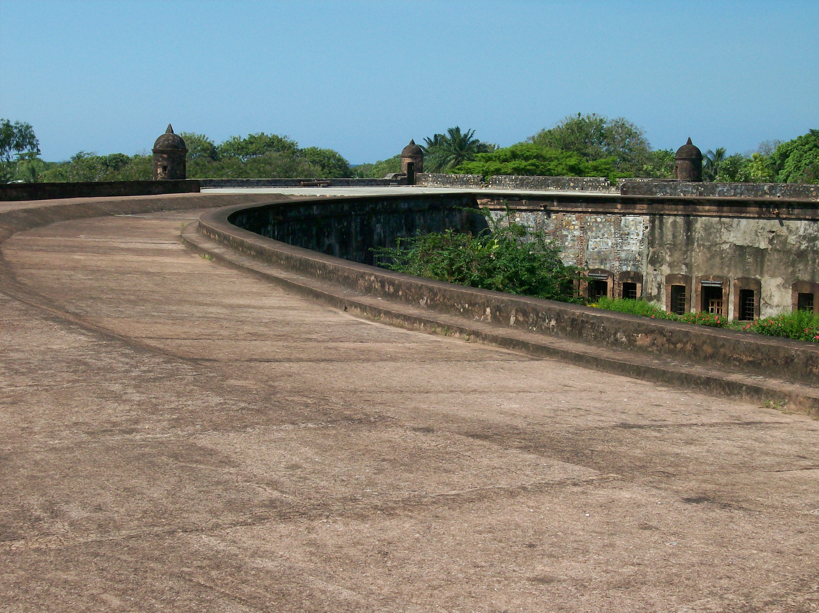 Fortaleza de San Fernando de Omoa ,  Explanada de la cortina circular de la fortaleza . Fotografía Gerardo Johnson-Museo de la Fortaleza de Omoa