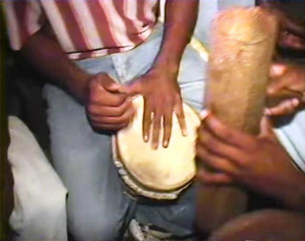 Sarandunga. Toque de tambores que acompañan el baile de la Sarandunga. Fotografía tomada de https://patridomnet.wordpress.com/2011/06/23/la-sarandunga-de-bani/