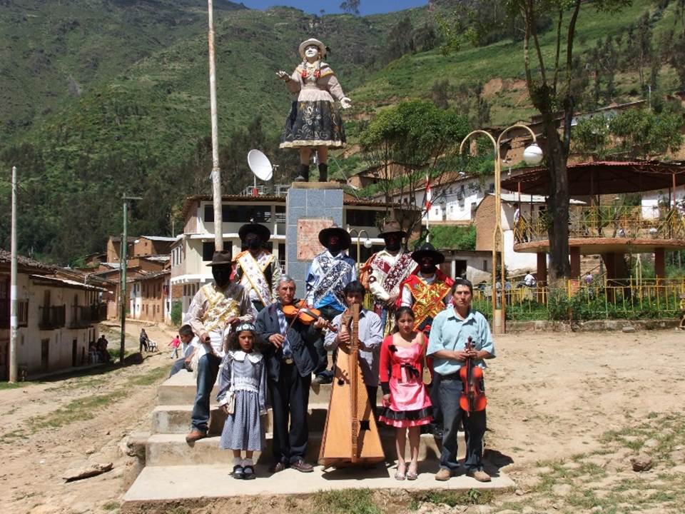Dance of the little blacks of Huayán . View of the community during the festivities.. Photo: Juan Carlos La Serna