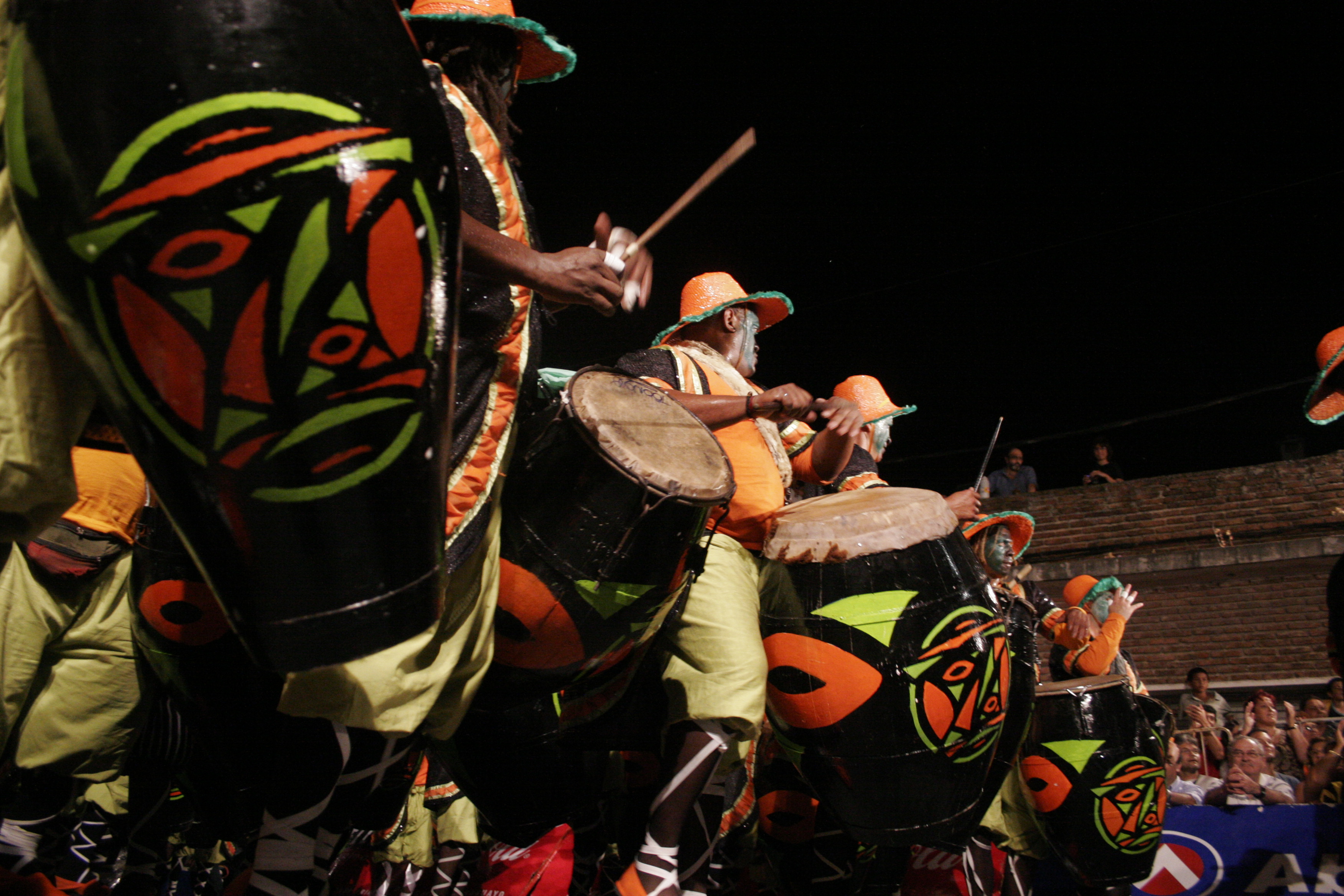 El candombe y su espacio sociocultural: una práctica comunitaria. Comparsa tocando el día de Llamadas. Foto: Rodrigo López-CPCN, Comisión del Patrimonio Cultural de la Nación, 2011