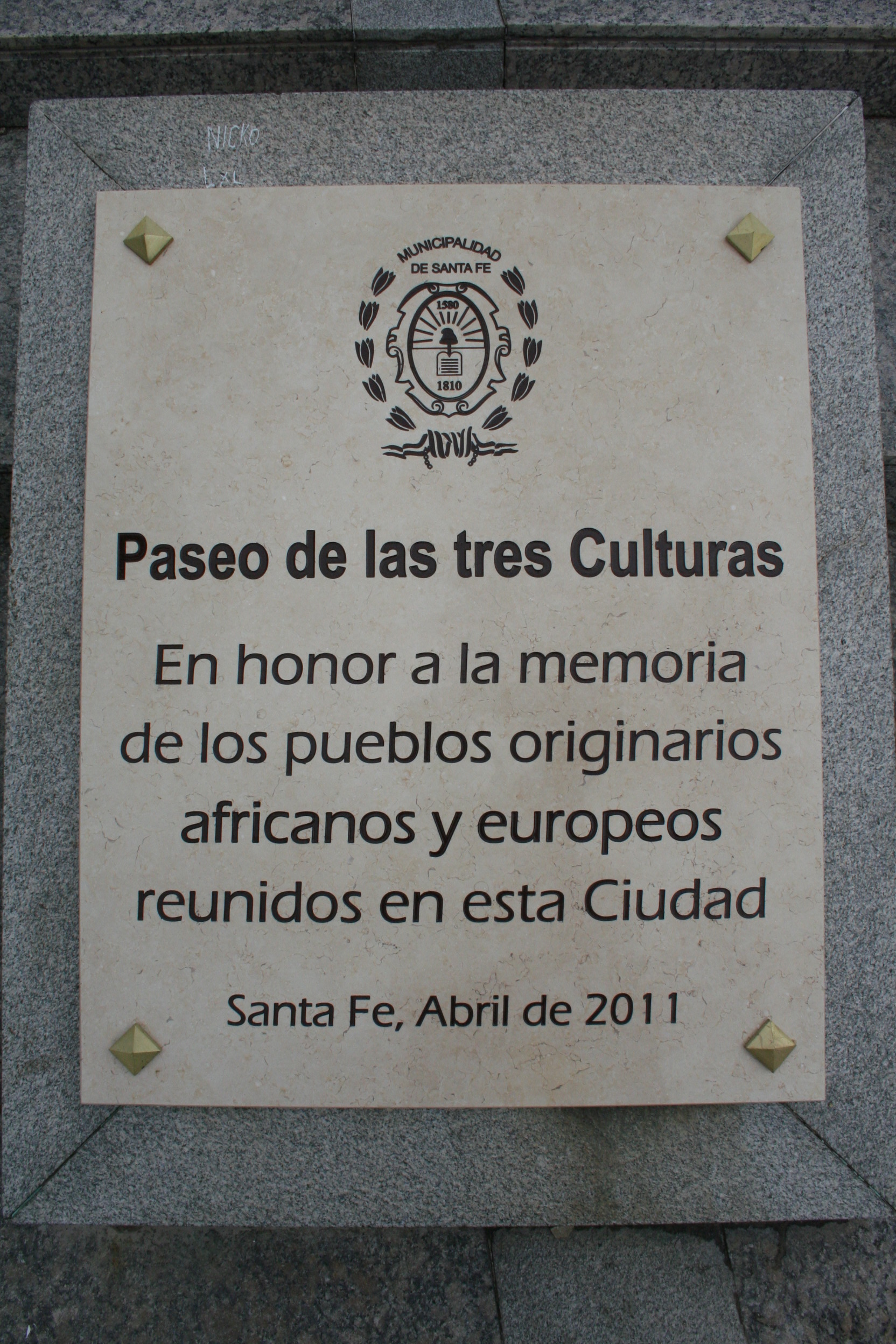 Tour of the three cultures. Plaque dedicated to the memory of the indigenous African and European peoples who lived in the city of Santa Fe. Photo: Researcher Norberto Pablo Cirio
