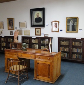 Biblioteca Ecuatoriana Aurelio Espinosa Pólit. Despacho de su fundador,  el Padre Aurelio Espinosa Pólit. 