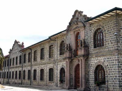 Biblioteca Ecuatoriana Aurelio Espinosa Pólit. Vista de la sede de la biblioteca. 