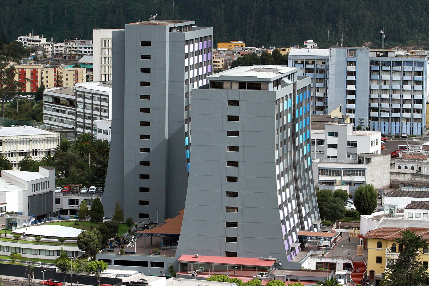 . Vista Edificios de la Potificia Universidad Católica de Ecuador. 