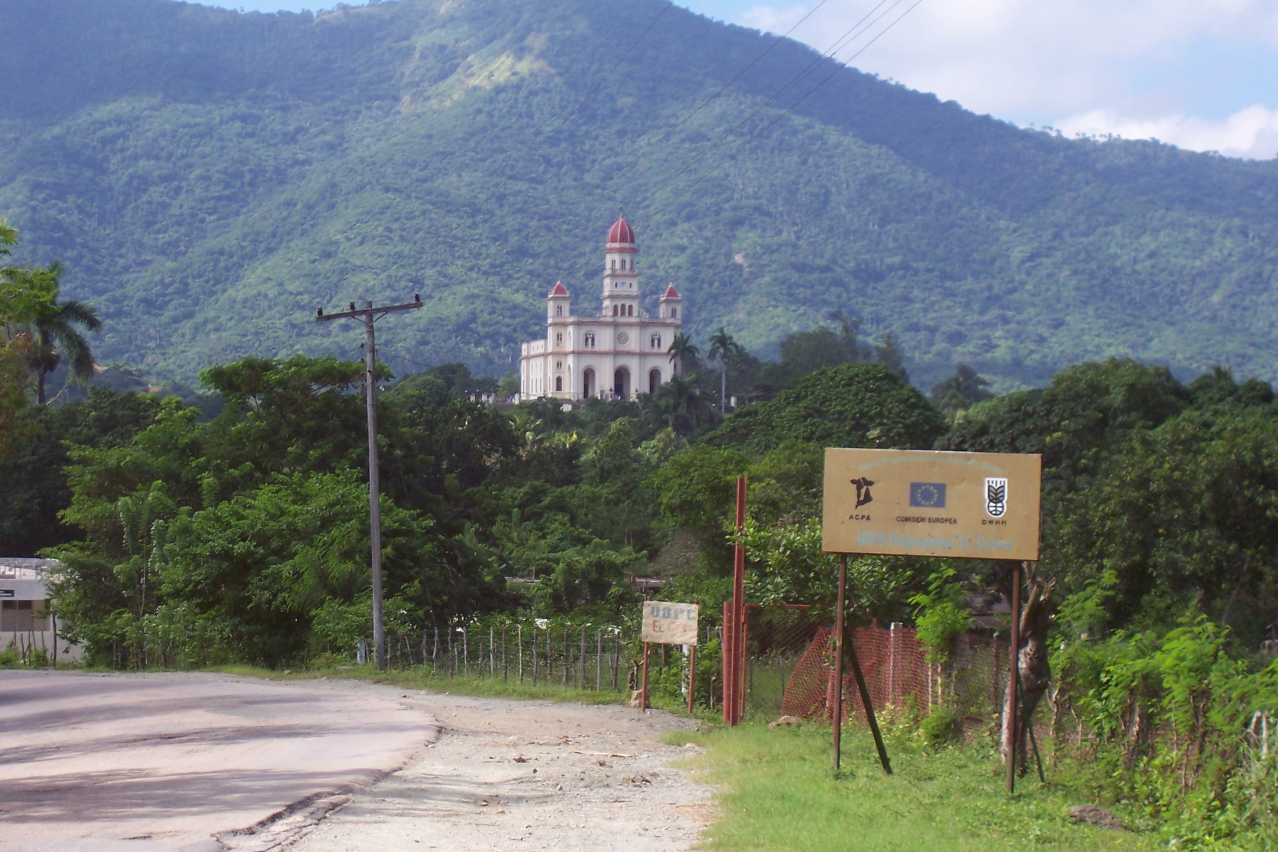 Santuario Nacional del Cobre ,  Entrada al poblado de El Cobre . Foto: Nilson Acosta