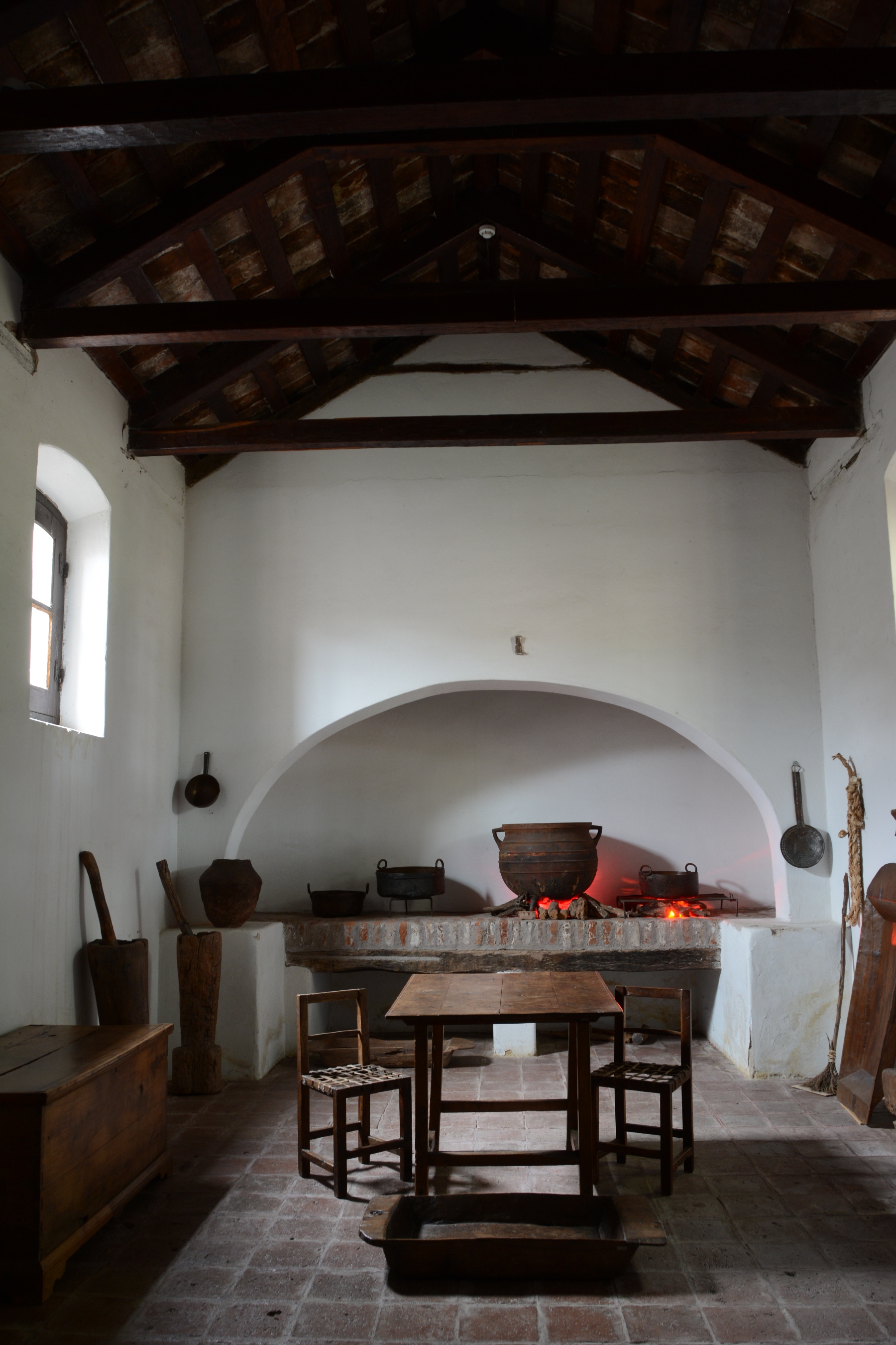 Estancia Jesuitica de Alta Gracia. Kitchen and larder of the house of Liniers/ view of one of the museum´s halls with a colonial atmosphere. Photo: National Museum Estancia Jesuitica de Alta Gracia and house of Viceroy Liniers