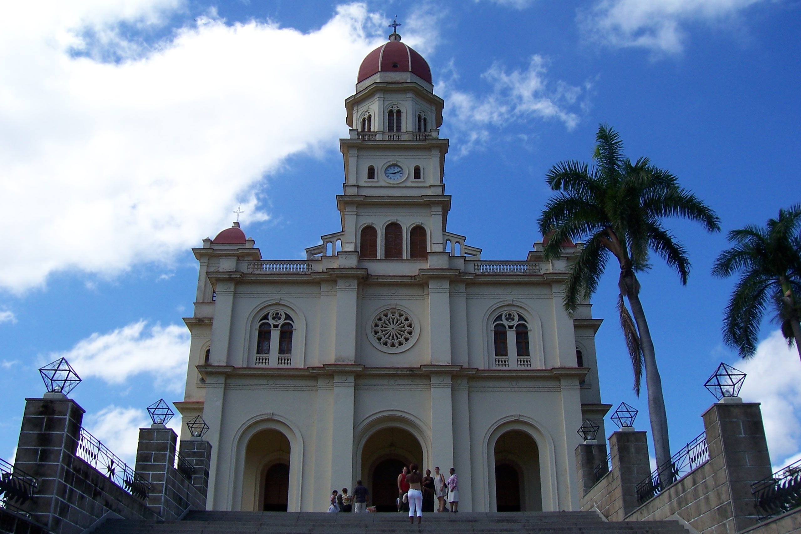   National Sanctuary of El Cobre ,  Main façade of the basilica  . Photo: Nilson Acosta