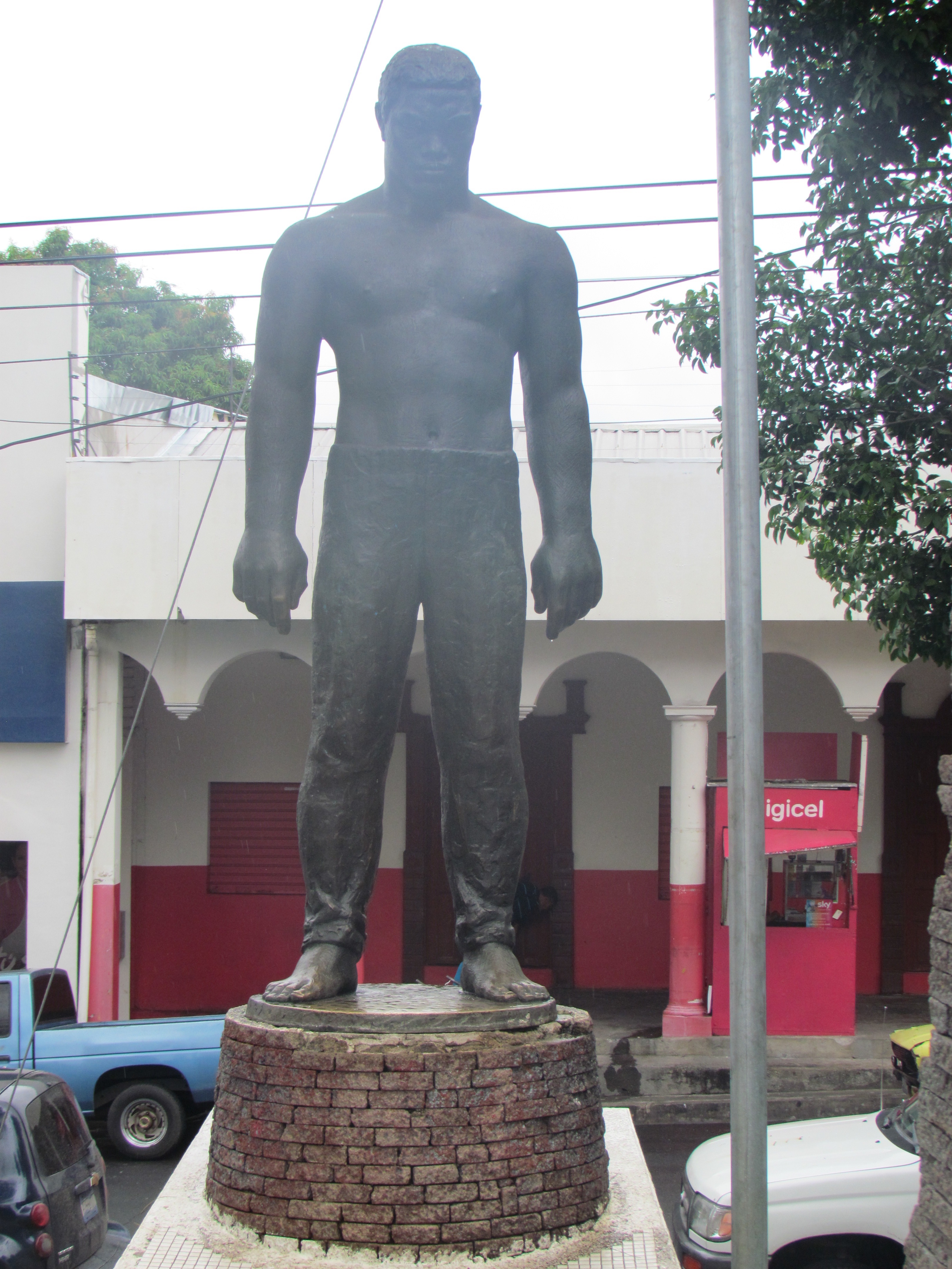 Zacatecoluca. Man-Monument in homage to Father Cañas.. Photo: José Heriberto Erquicia