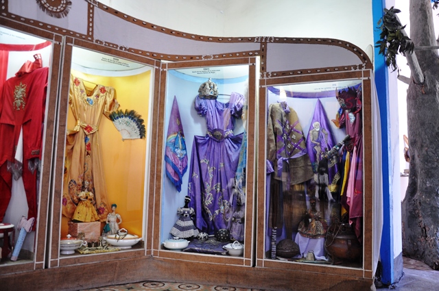 Museo Municipal de Guanabacoa. Vitrinas con trajes tradicionales de los orichas. Foto: Museo de Guanabacoa