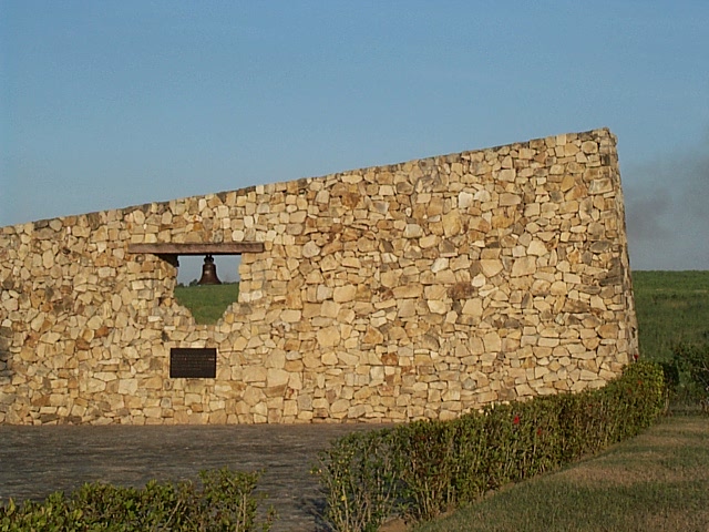 Ingenio La Demajagua. Lienzo del monumento con la campana . Foto Archivo del Consejo Nacional de Monumento
