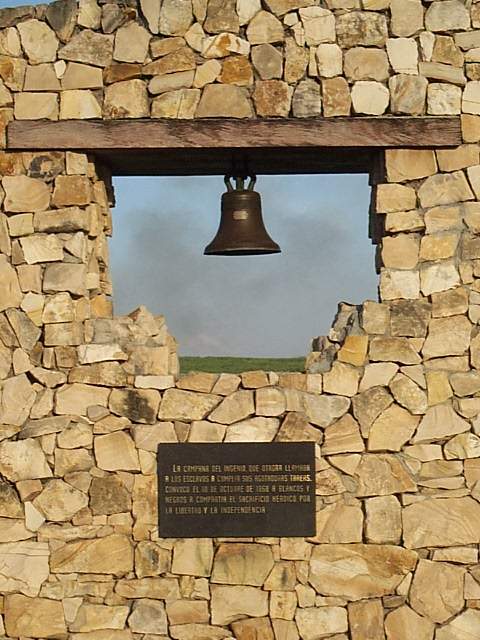 Ingenio La Demajagua. Detalle de la campana. Foto Archivo del Consejo Nacional de Monumento