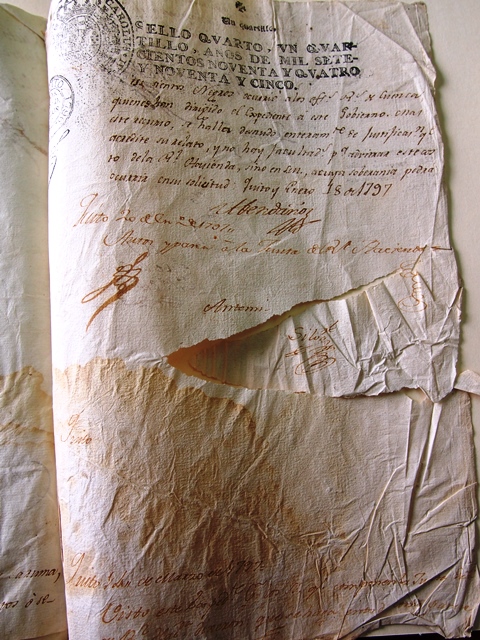 Manuscript. Paper by the Zaruma Town Hall on mines. Heritage document in the National Archive of Ecuador in the series called Mines, Box 4, File 22, number of pages: 4. 

. Photo: National Archive of Ecuador