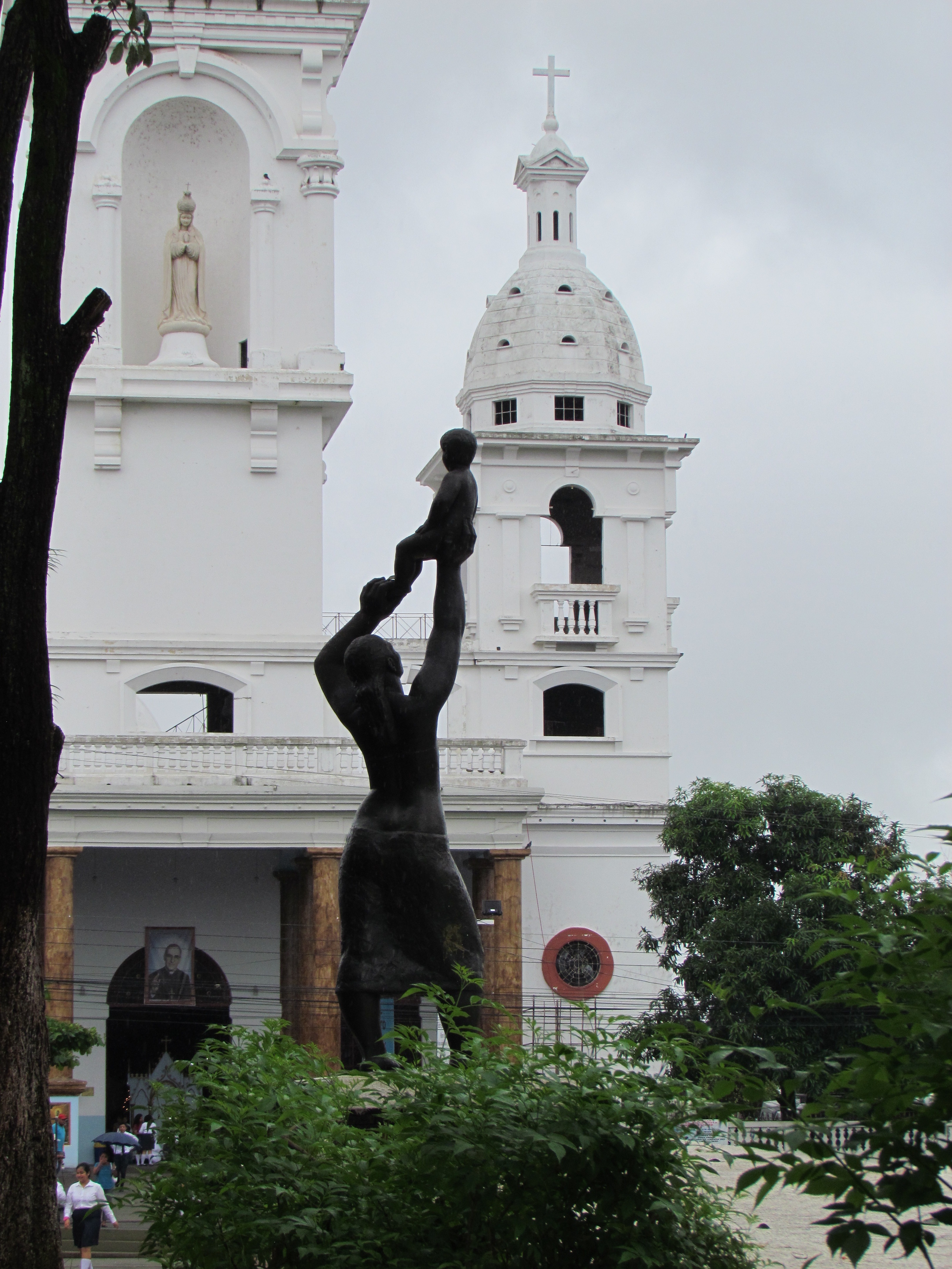 Zacatecoluca. Mujer que eleva su hijo al cielo-Monumento homenaje al Padre Cañas.
. Fotografía José Heriberto Erquicia