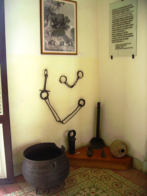 Museo Municipal de Güines. Montaje con artefactos relativos a la esclavitud. Foto: Consejo Provincial de Patrimonio Cultural, Mayabeque