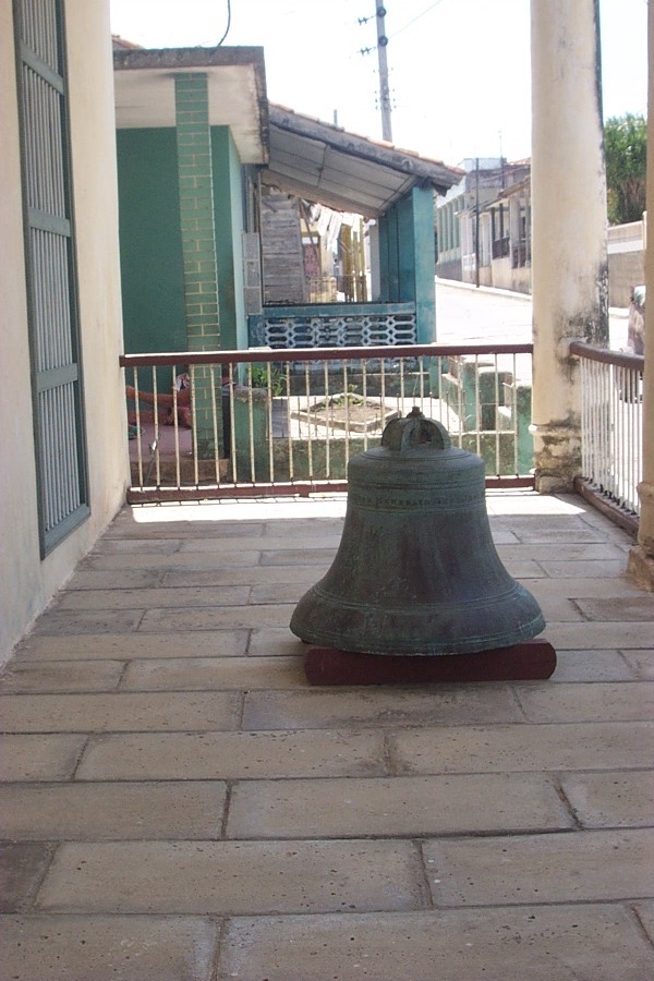 Municipal Museum of Madruga. Bell from the sugar mill conserved on portal. Photo: Nilson Acosta