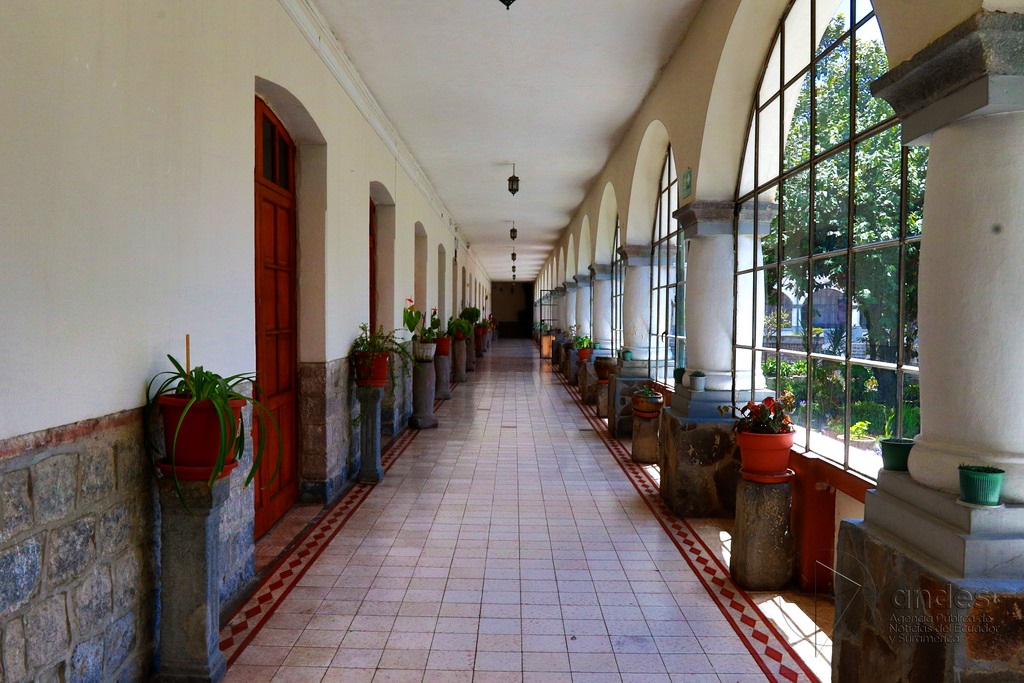 Aurelio Espinosa Pólit Ecuadorian Library. Corridor. 