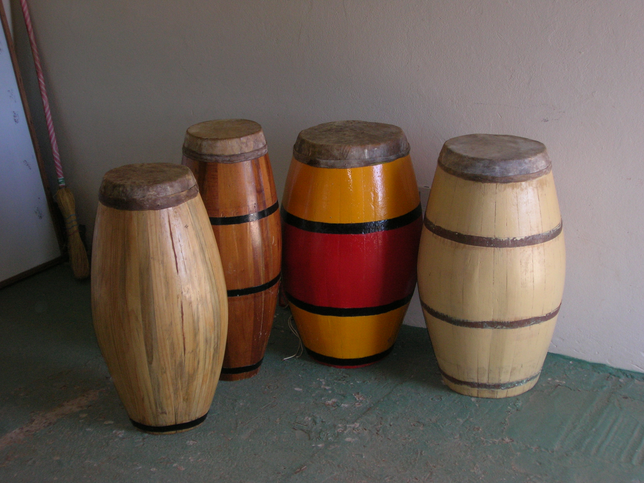 Kamba Kua ,  Tambores usados en celebraciones Kamba Kua . Fotografía John M. Lipsky
