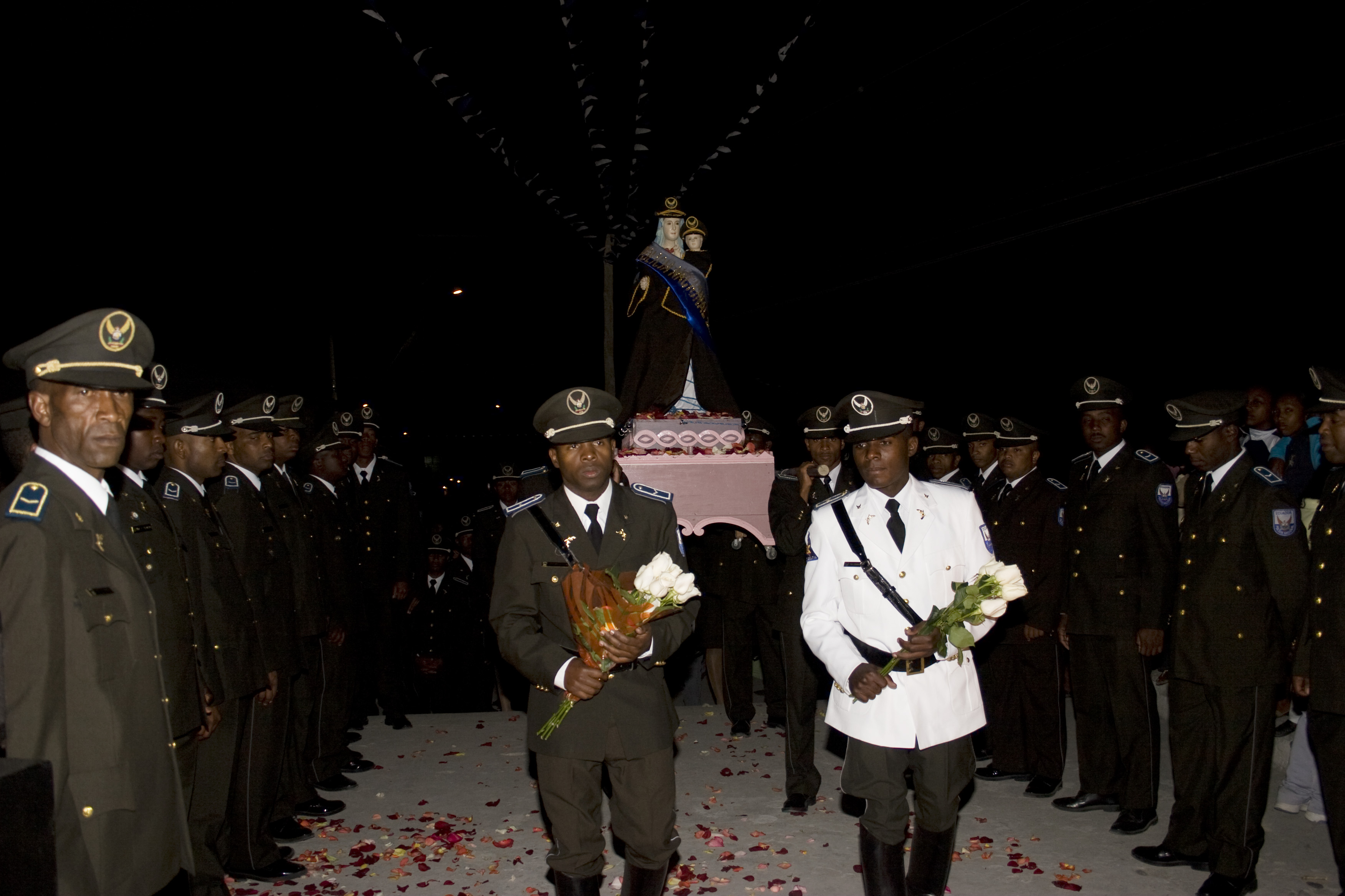 Fiesta Virgen de las Nieves-Comunidad Chota. Policías de la comunidad rinden tributo a la Virgen de las Nievese . 