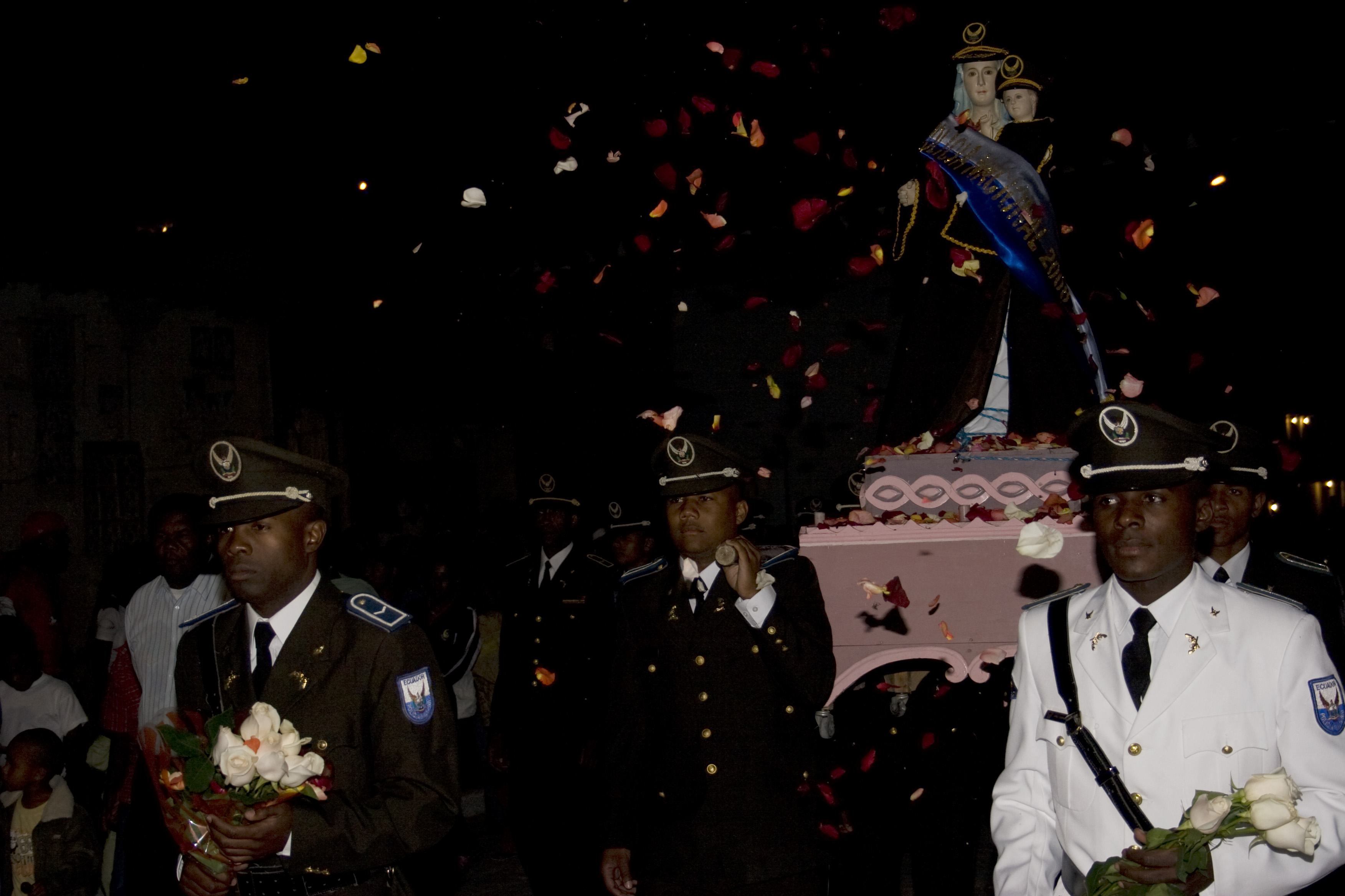 Fiesta Virgen de las Nieves-Comunidad Chota. Policías de la comunidad rinden tributo a la Virgen de las Nieves. 