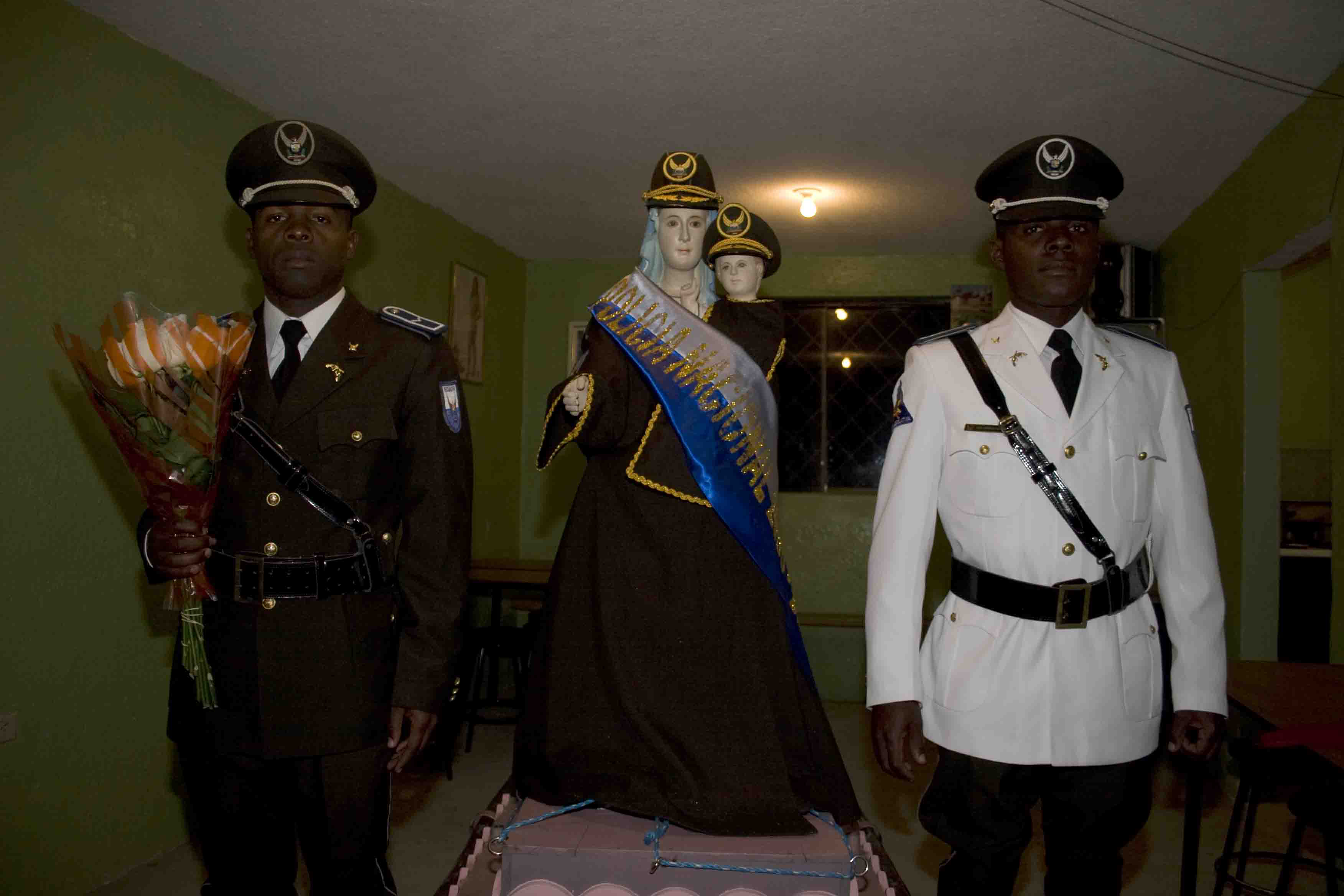 Fiesta Virgen de las Nieves-Comunidad Chota. Virgen de las Nieves vestida de policía. 