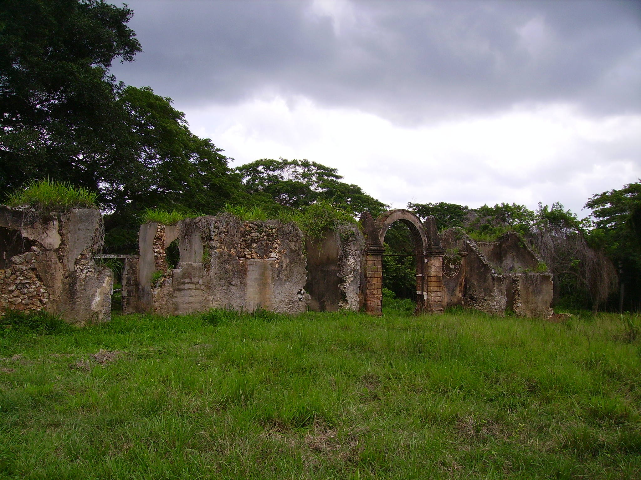 Ruins of Angerona sugar mill and coffee plantation.. View of slave settlement.. Photo: Nilson Acosta