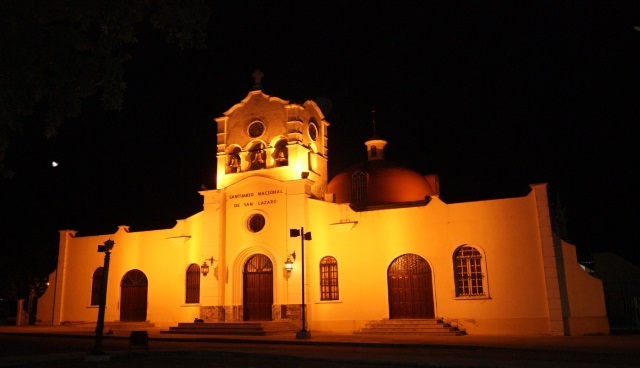 Santuario Nacional de San Lázaro  ,  Vista del templo iluminado . Foto: Expediente al Premio Nacional de Restauración