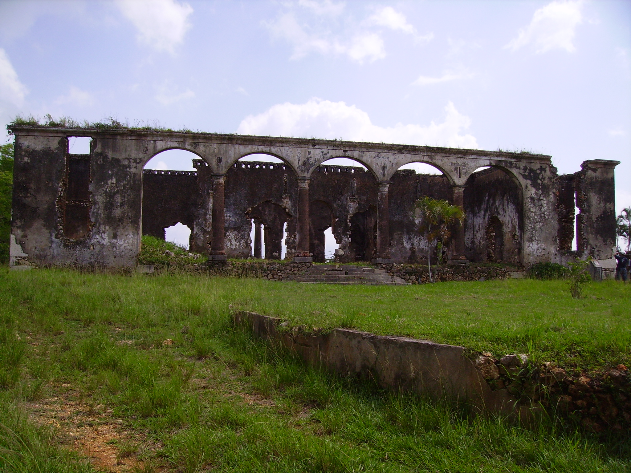 Ruins of Angerona sugar mill and coffee plantation.. Front view of main house.. Photo: Nilson Acosta